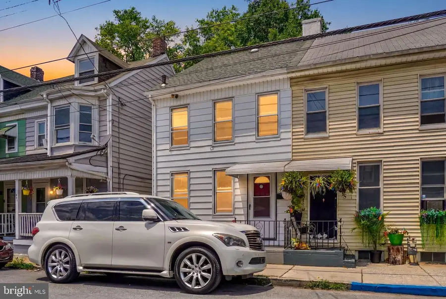 943 E King St, York, PA 17403 - #3