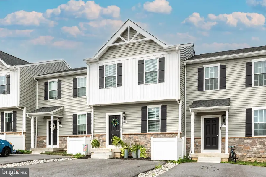225 Holstein Dr, Hanover, PA 17331 - #2