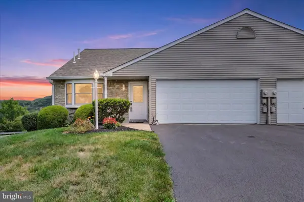 2475 Pin Oak Dr #64, YORK, PA 17406