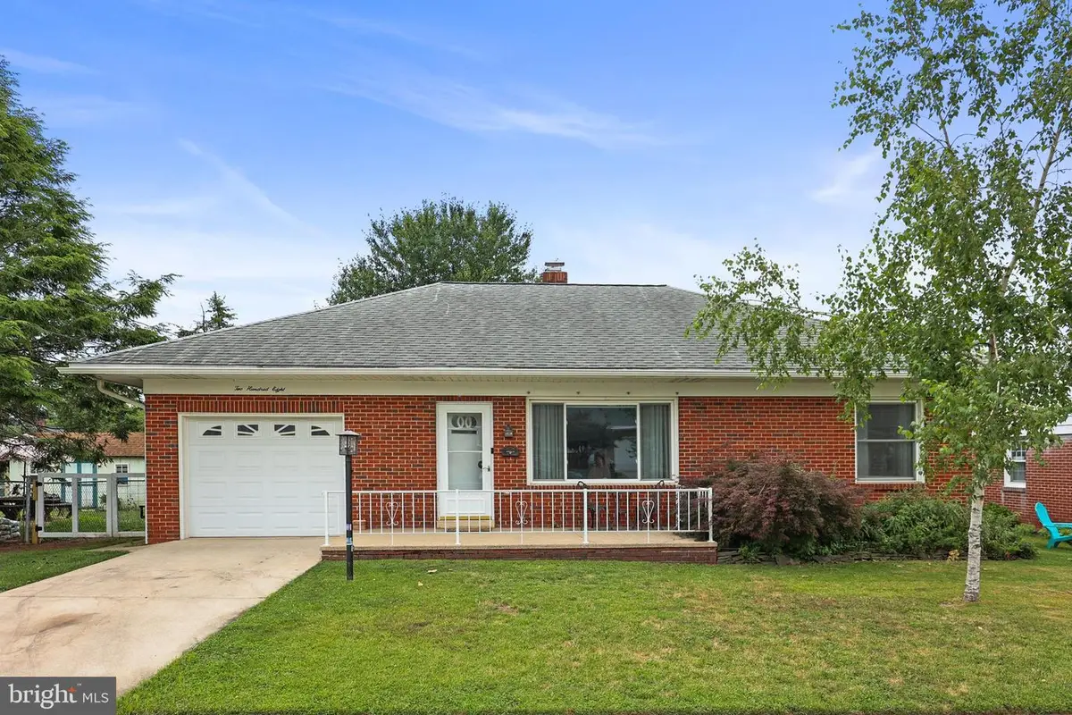 208 Willow St, Hanover, PA 17331 - #1