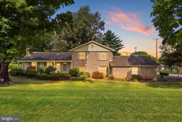 200 S 8th St, MOUNT WOLF, PA 17347