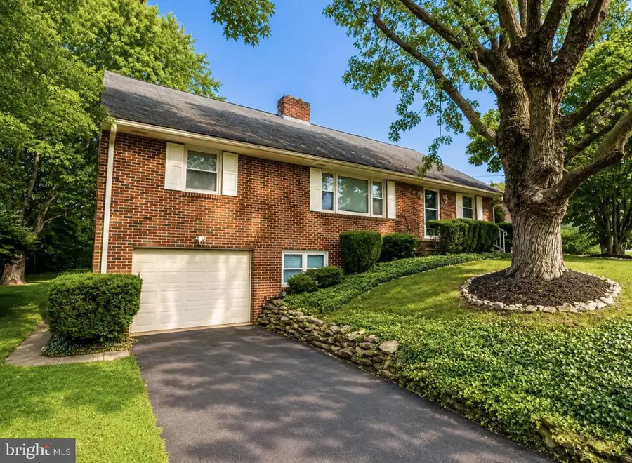 1039 Midland Ave, York, PA 17403 - #2