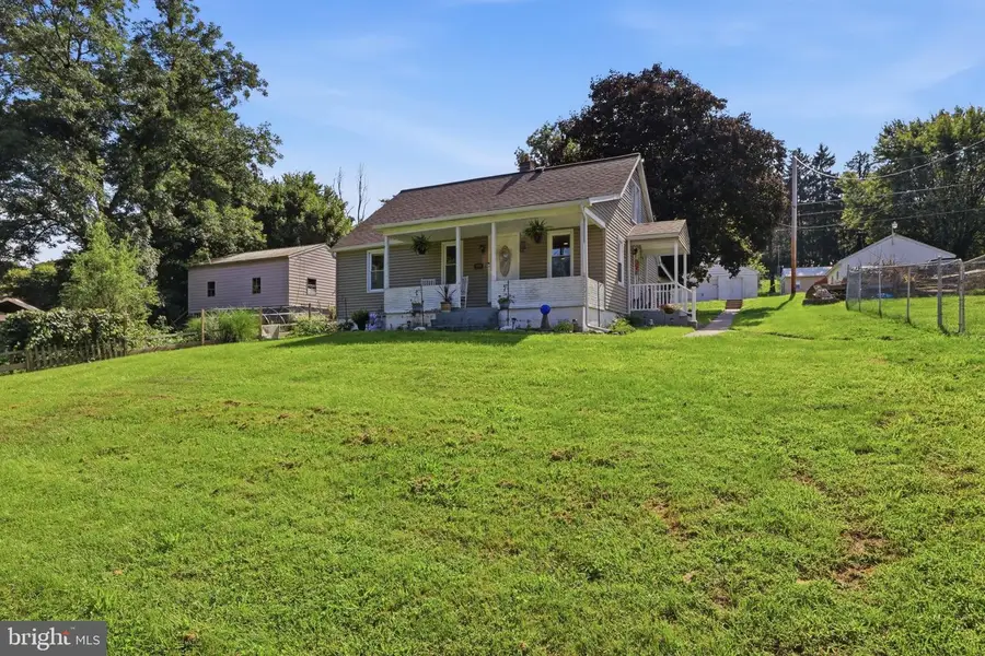 986 2nd St, Mount Wolf, PA 17347 - #3