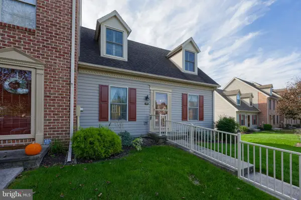 156 Crown Pointe Dr, YORK, PA 17402