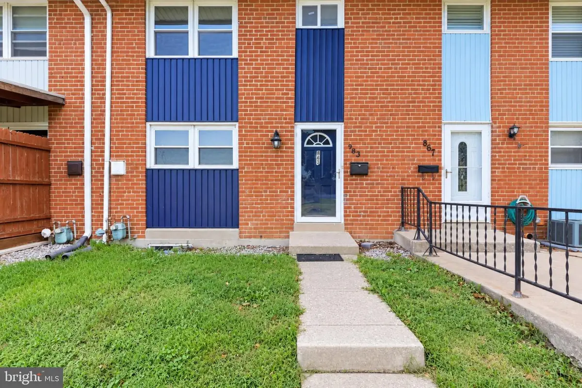 863 E Kings Ct, York, PA 17403 - #1