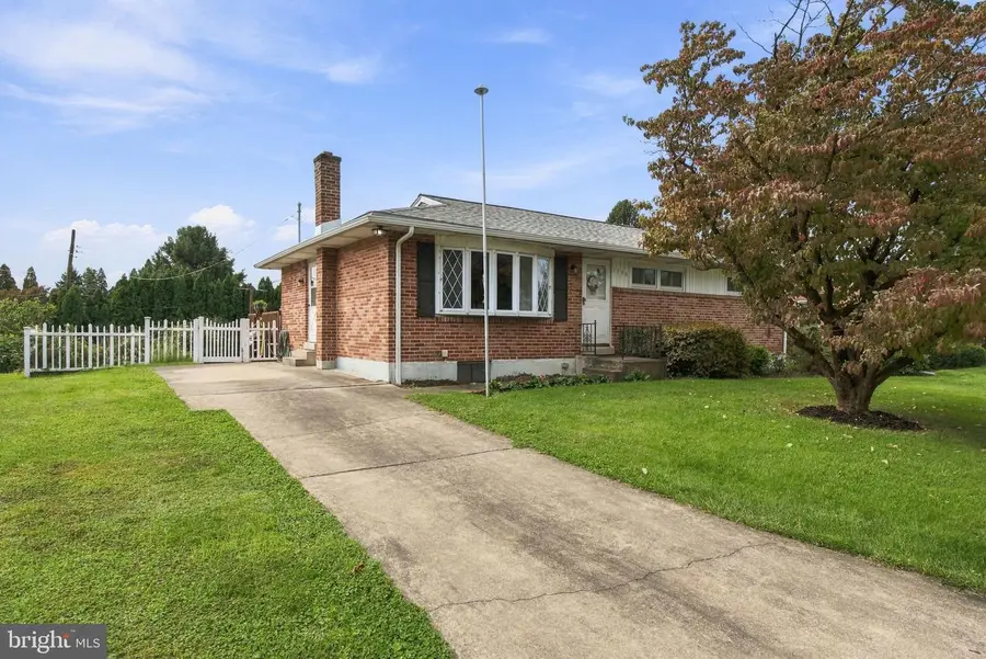 1790 Pelham Dr, York, PA 17406 - #2