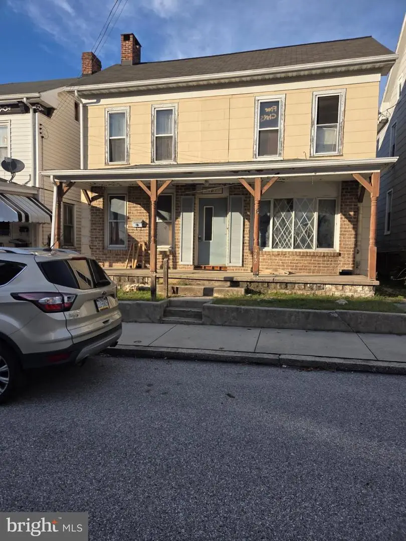 242 Locust St, Hanover, PA 17331 - #1