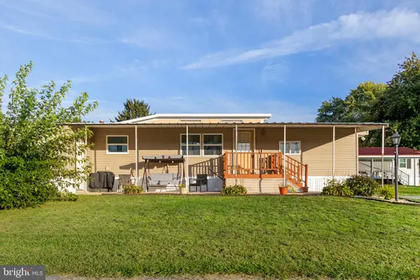 809 Lake Cir, MOUNT WOLF, PA 17347
