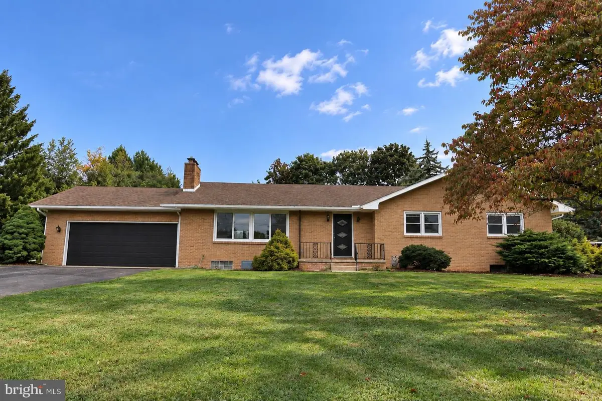 325 Donna Ln, York, PA 17403 - #1