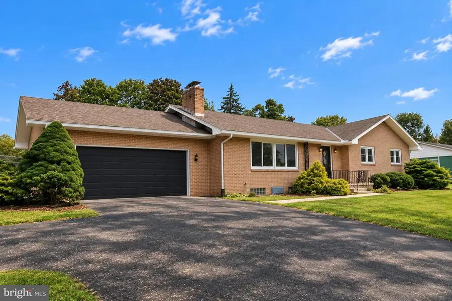 325 Donna Ln, York, PA 17403 - #2