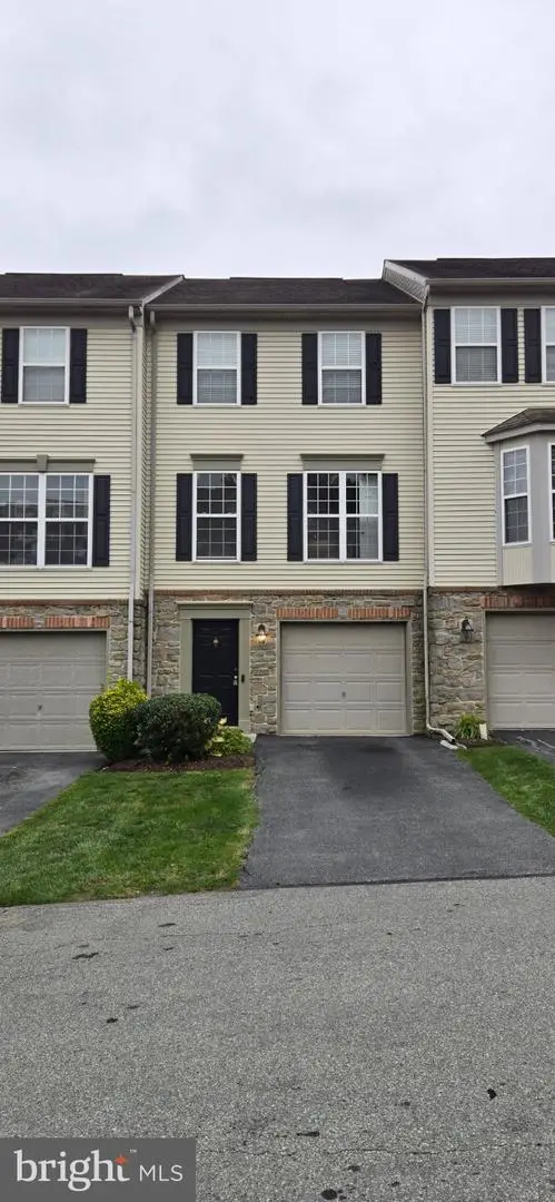 2702 Hunt Club Dr #2, YORK, PA 17402