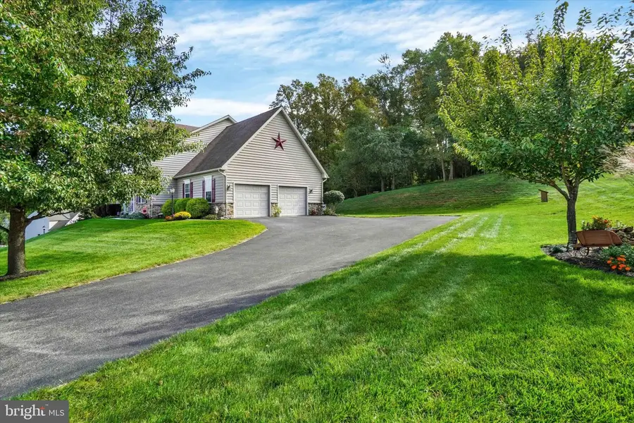 402 Lee Ct, York, PA 17406 - #2
