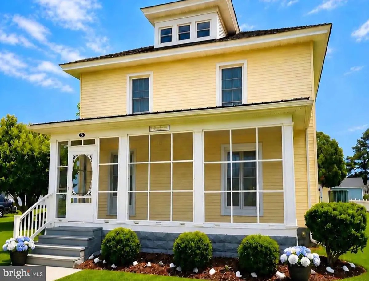 8 South St, Wachapreague, VA 23480 - #1