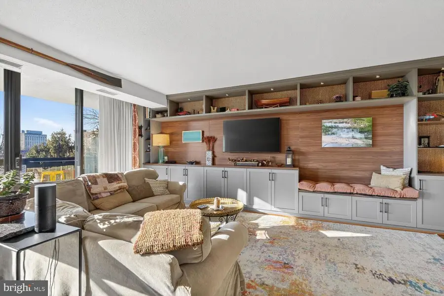 1016 S Wayne St #302, Arlington, VA 22204 - #2