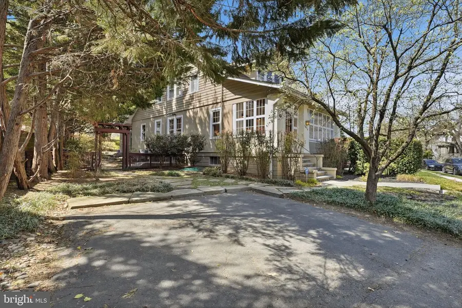 1526 N Edgewood St, Arlington, VA 22201 - #2