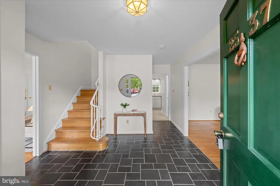 2537 N Wakefield St, Arlington, VA 22207 - #3