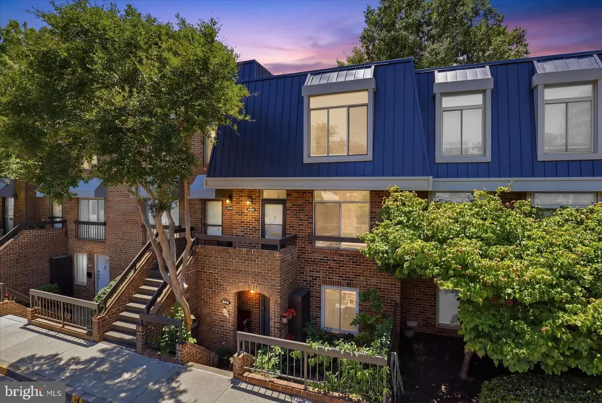 656 15th St S #2, Arlington, VA 22202 - #1