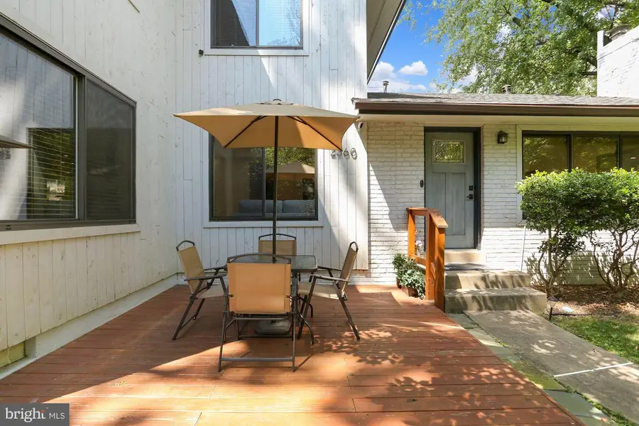 2360 S Arlington Ridge Rd, Arlington, VA 22202 - #2