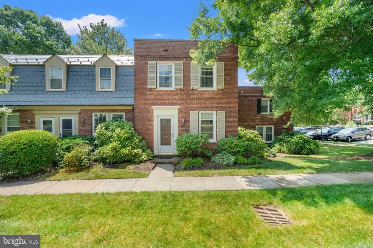 1021 S Barton St #124, Arlington, VA 22204 - #1