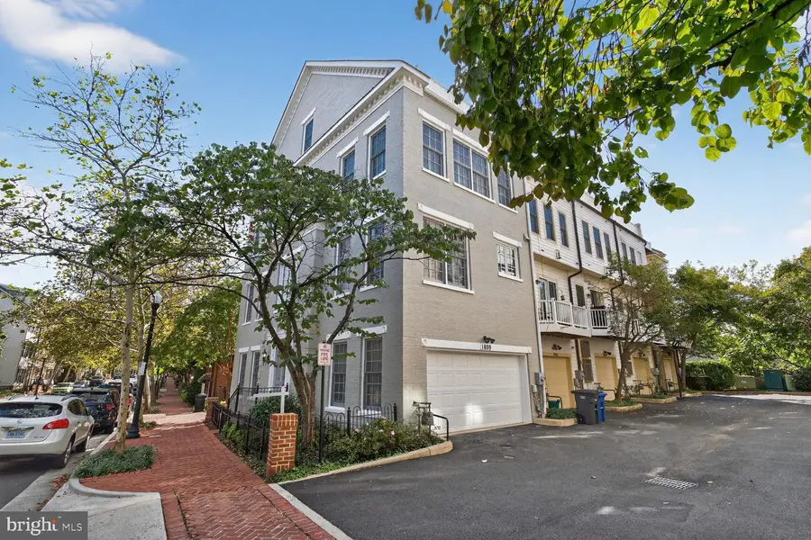 1808 Potomac Greens Dr, Alexandria, VA 22314 - Image #2