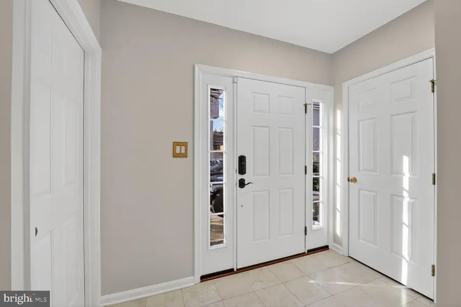 966 Harrison Cir, Alexandria, VA 22304 - Image #2