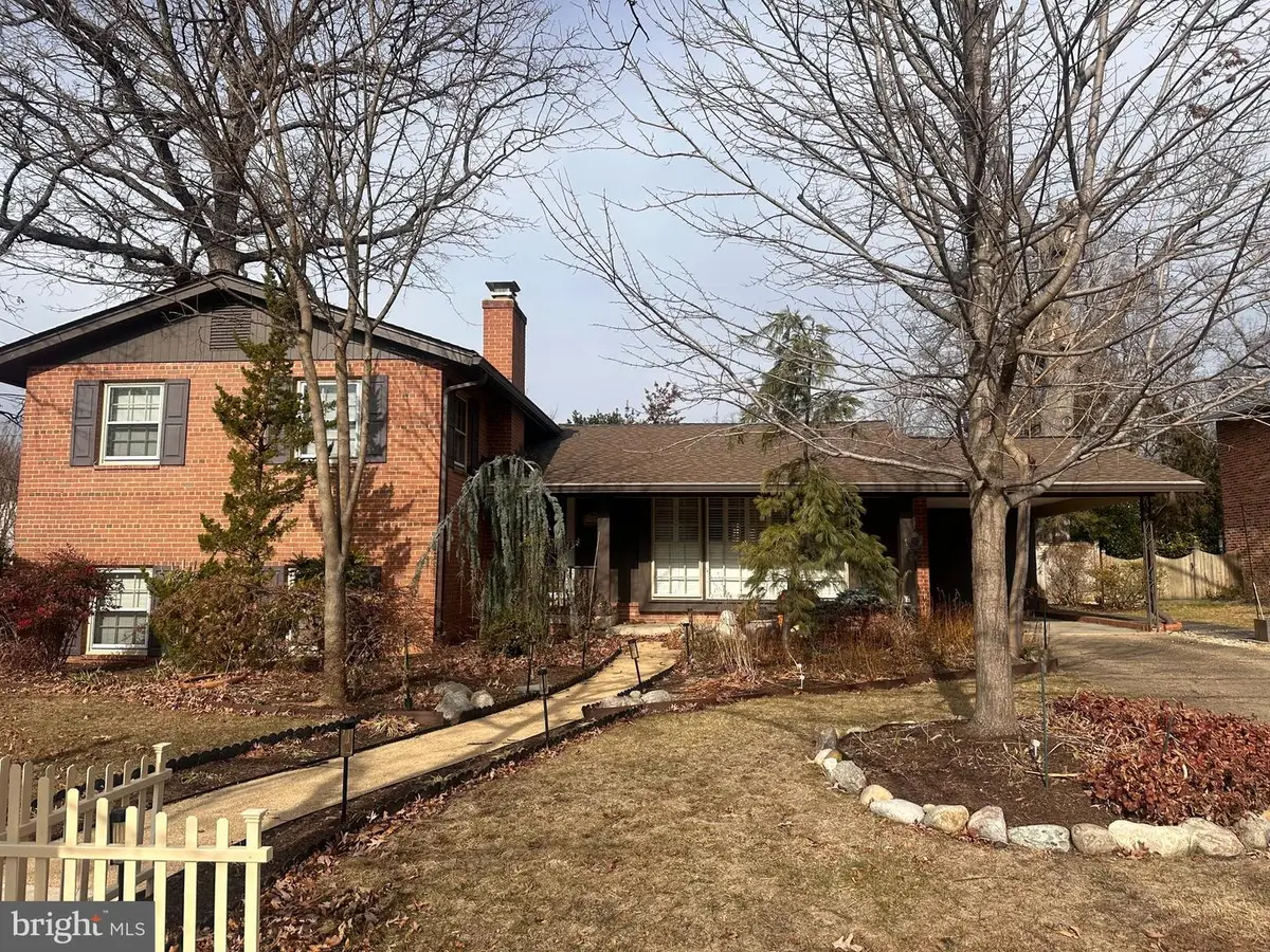 917 Crestwood Dr, Alexandria, VA 22302 - Image #1