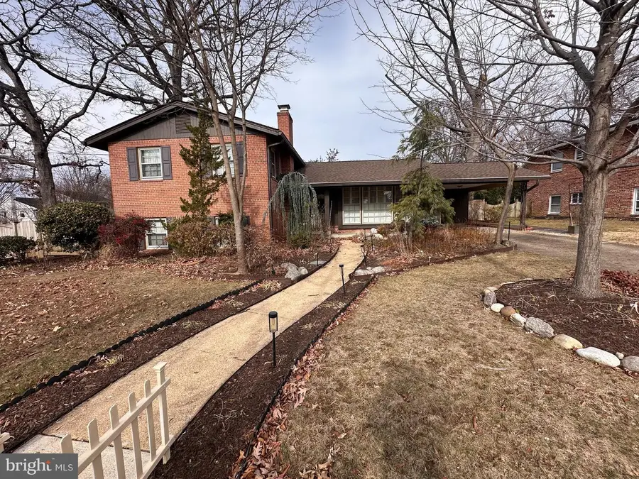 917 Crestwood Dr, Alexandria, VA 22302 - Image #2