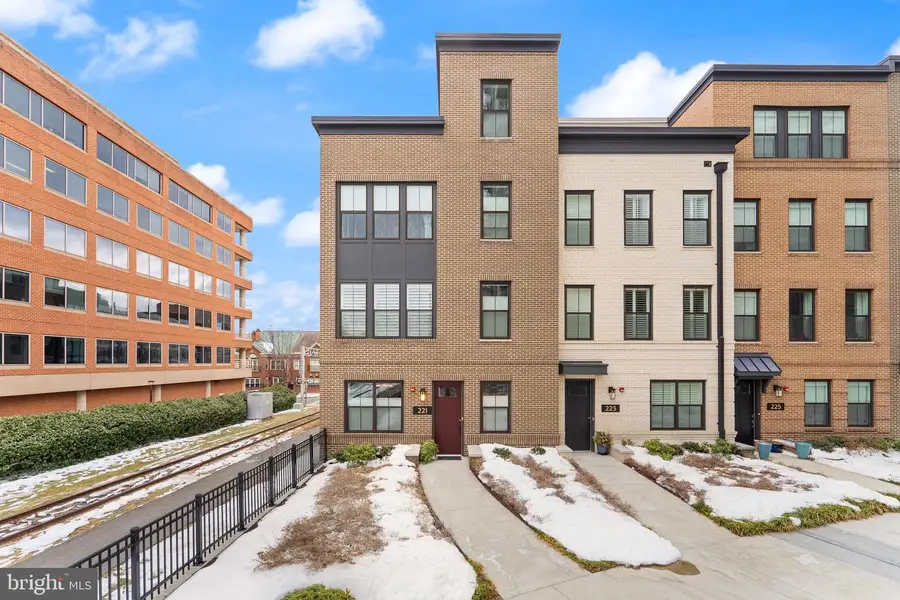 221 Montgomery St, Alexandria, VA 22314 - #2