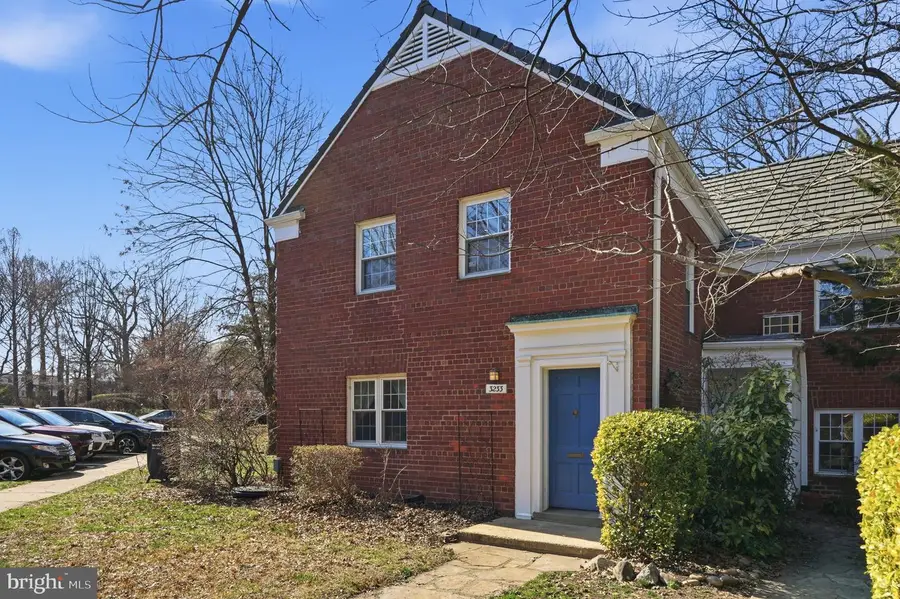 3233 Martha Custis Dr, Alexandria, VA 22302 - #2