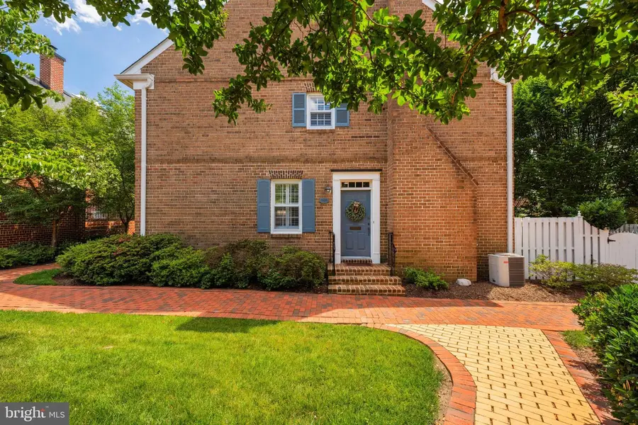 1039 N Pitt St, Alexandria, VA 22314 - #2