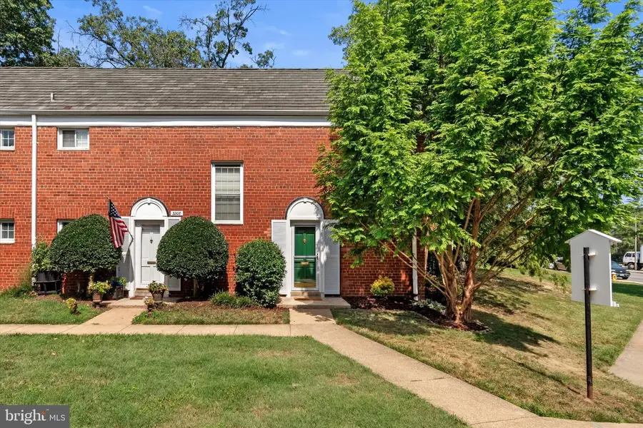 3210 Martha Custis Dr, Alexandria, VA 22302 - #2