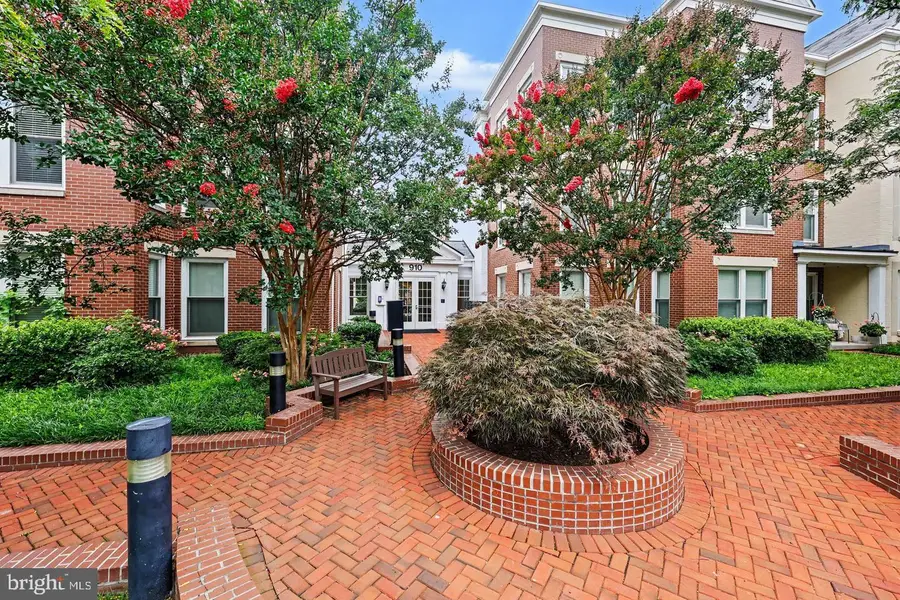 910 Powhatan St #303s, Alexandria, VA 22314 - #2