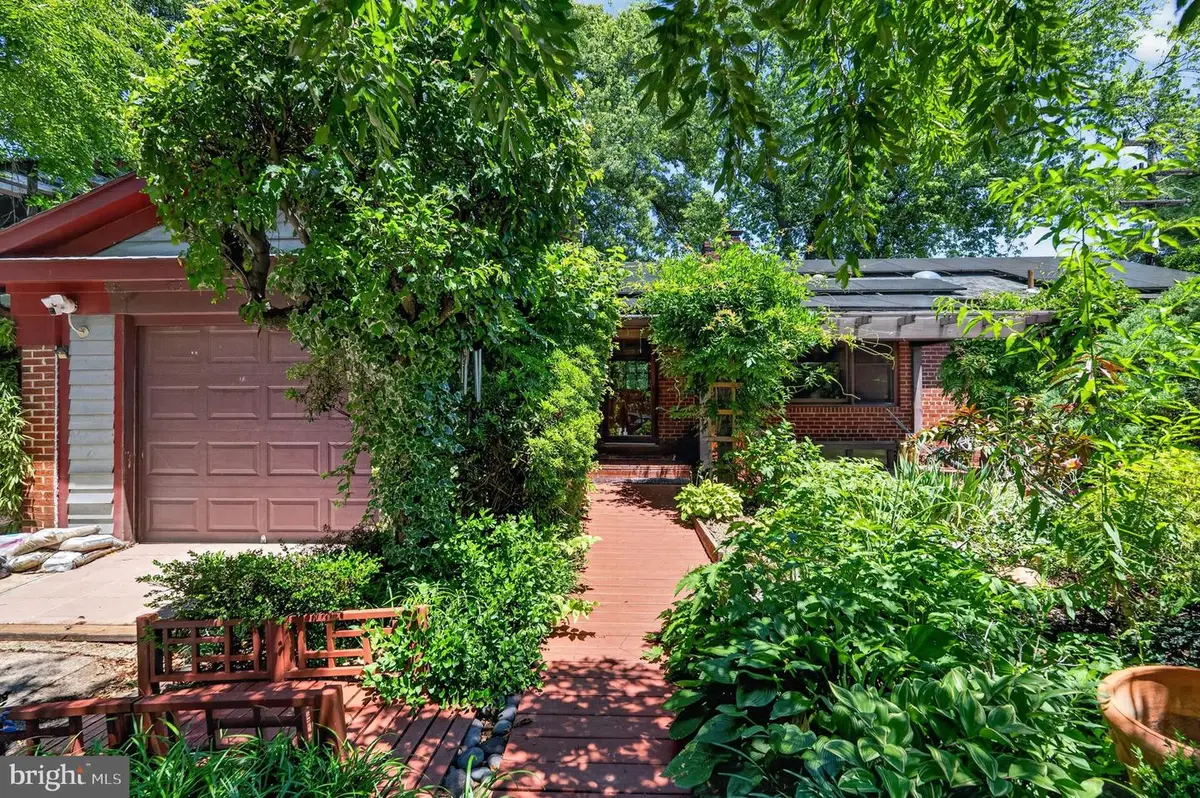 997 N Sycamore St, Falls Church, VA 22046 - #1