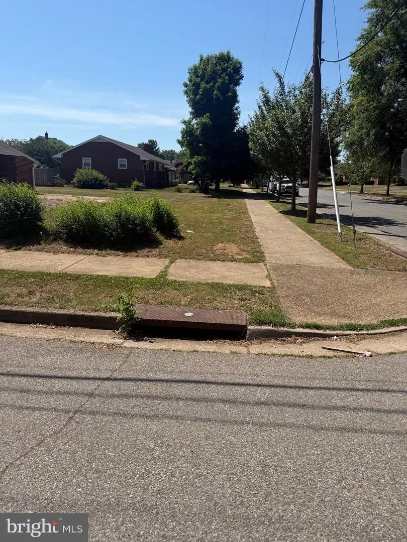 410 Tyler St, Fredericksburg, VA 22401 - #1