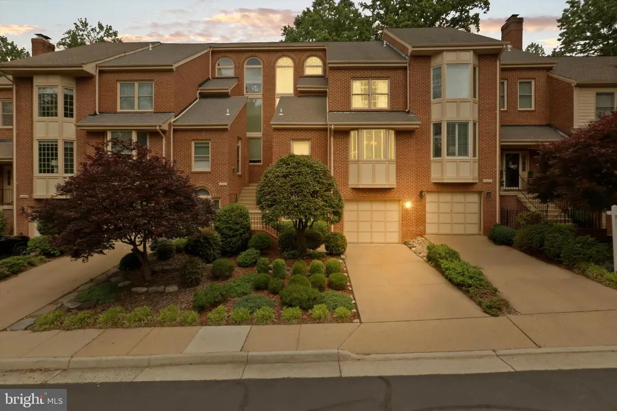 10204 Aspen Willow Dr, Fairfax, VA 22032 - #1