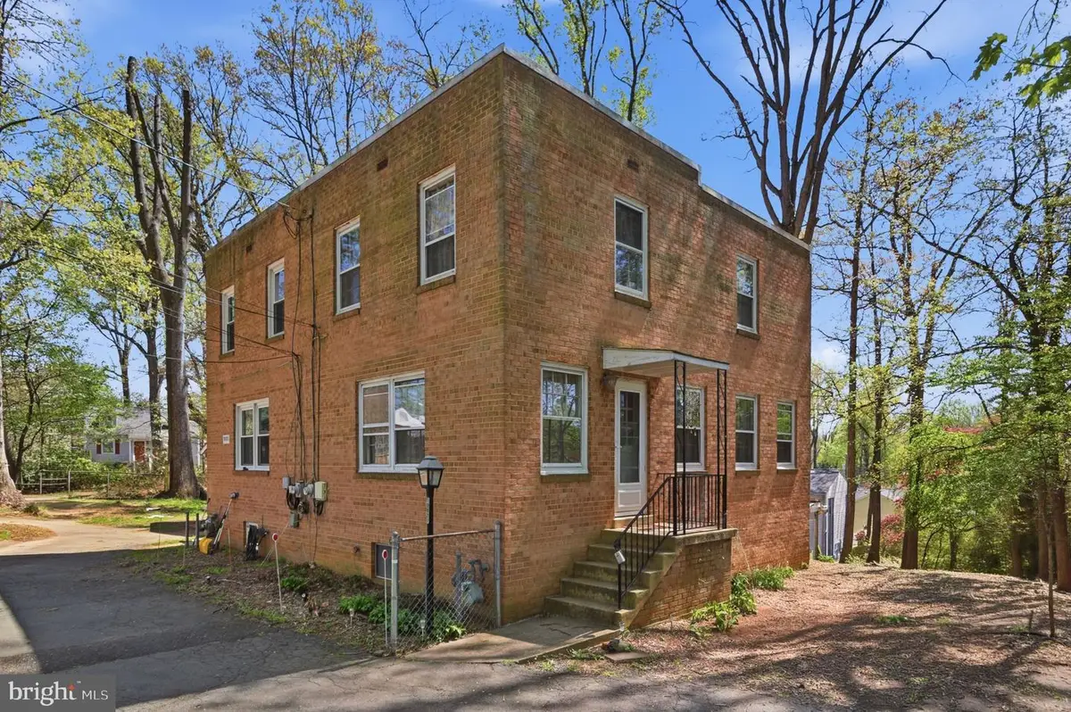 10827 Crest St, Fairfax, VA 22030 - #1