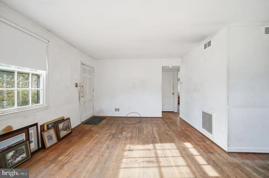 4103 Chestnut St, Fairfax, VA 22030 - #3