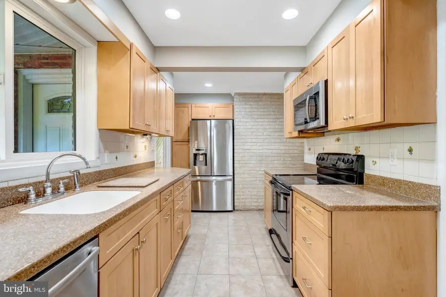 3435 Brookwood Dr, Fairfax, VA 22030 - #2