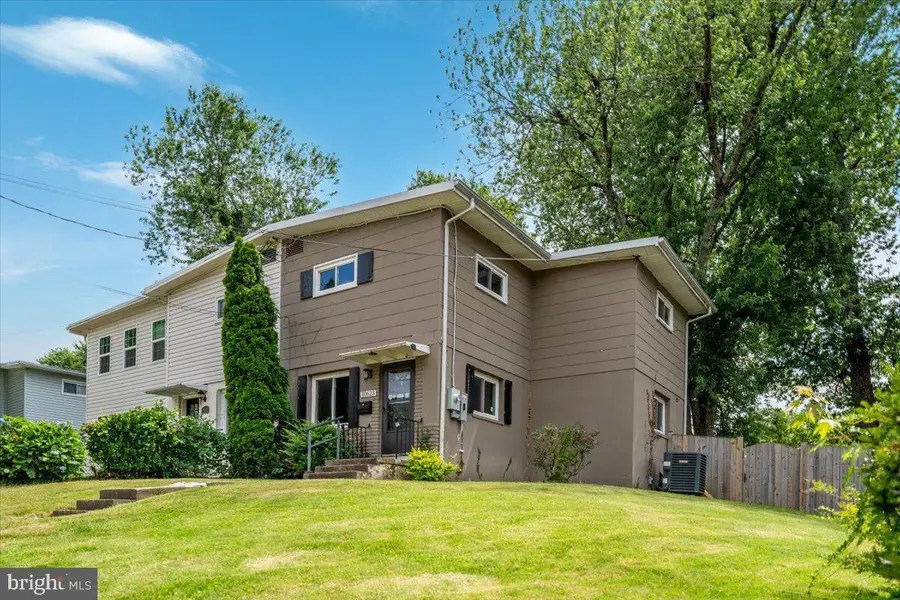 10623 Maple St, Fairfax, VA 22030 - #2