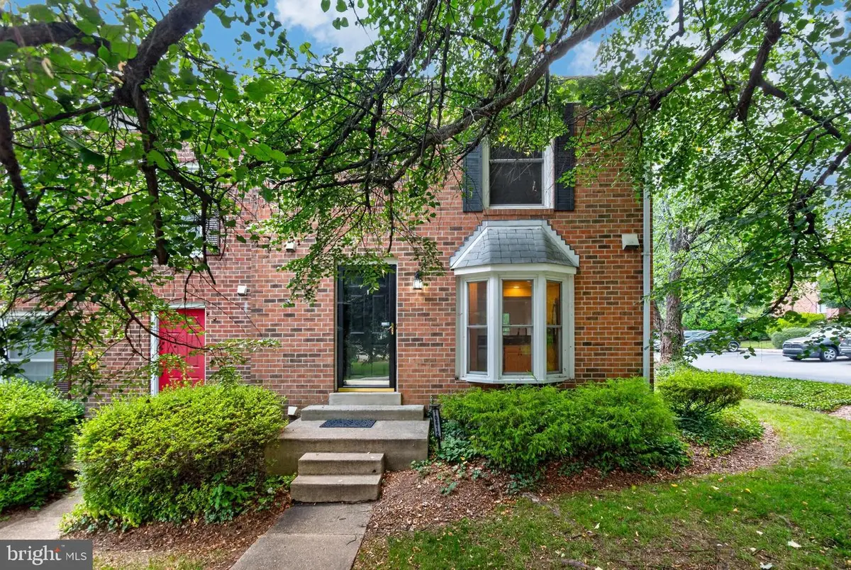 10612 Railroad Ct, Fairfax, VA 22030 - #1