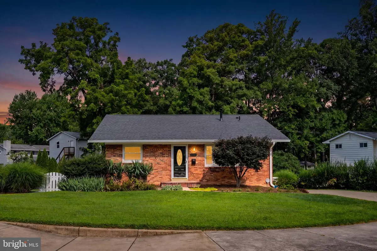 4216 Sideburn Rd, Fairfax, VA 22030 - #1