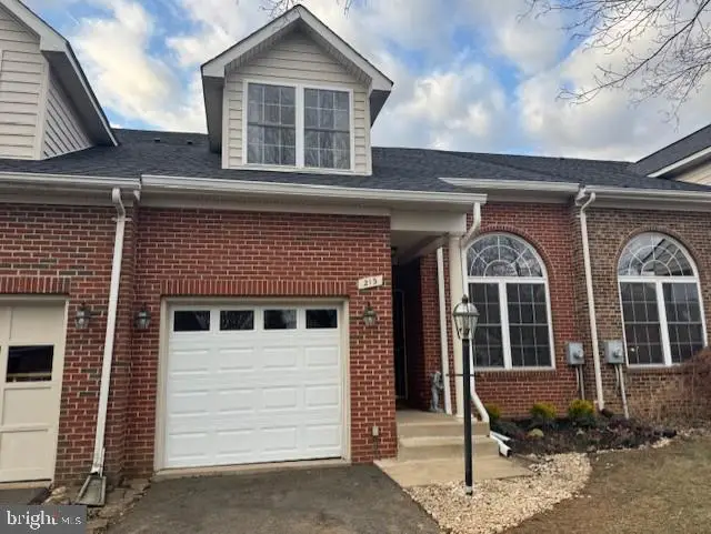 213 N View Cir, Warrenton, VA 20186 - #1