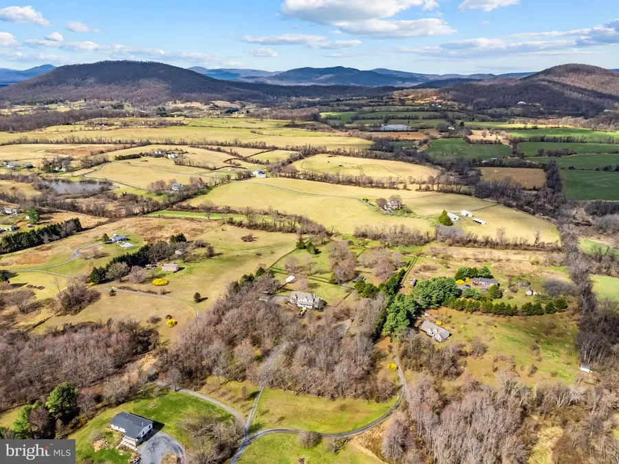 9491 Walsingham Ln, Marshall, VA 20115 - #2