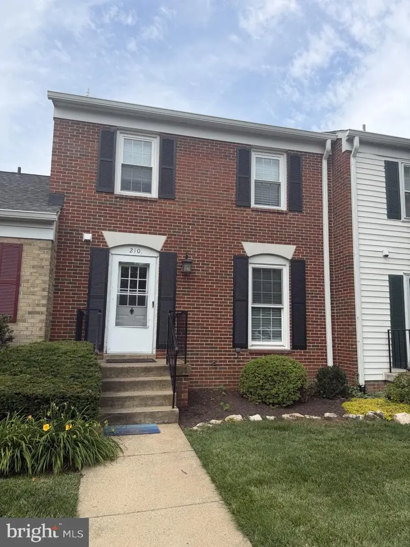 210 Leeds Ct E, Warrenton, VA 20186 - #1