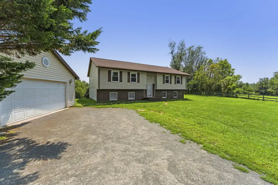 7913 Sir Topas Dr, Warrenton, VA 20186 - #2