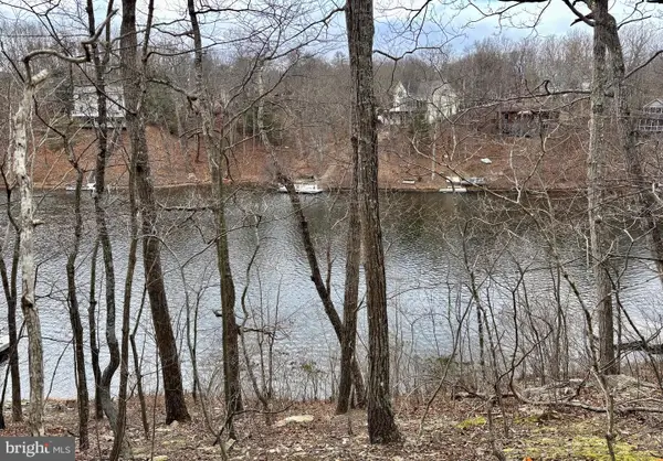 1065 Lakeview Dr, CROSS JUNCTION, VA 22625