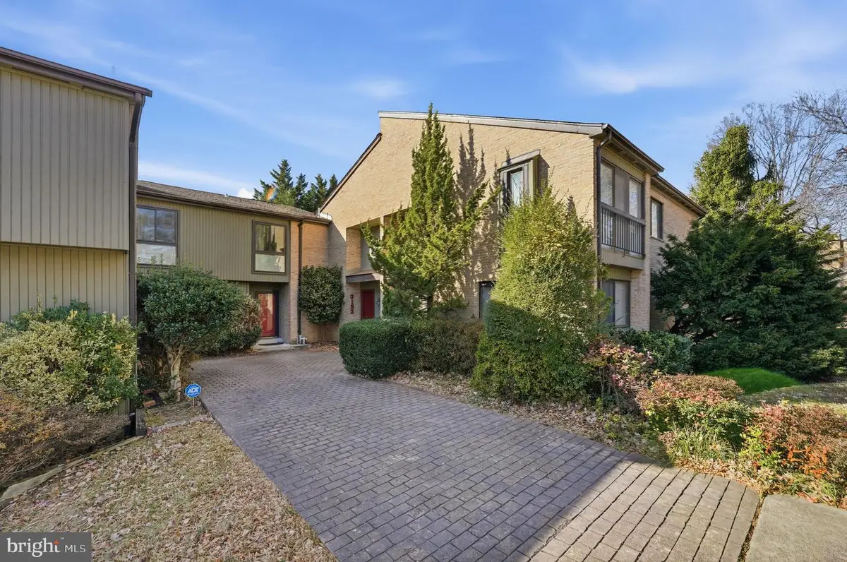 3152 Eakin Park Ct, Fairfax, VA 22031 - Image #1