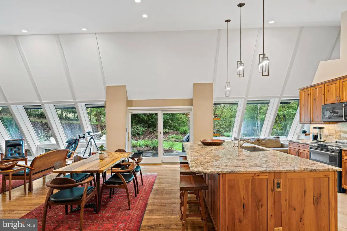 9706 Beach Mill Rd, Great Falls, VA 22066 - Image #1