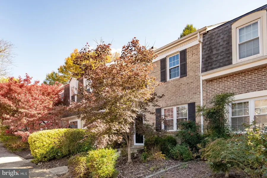 9909 Lakepointe Dr, Burke, VA 22015 - Image #3