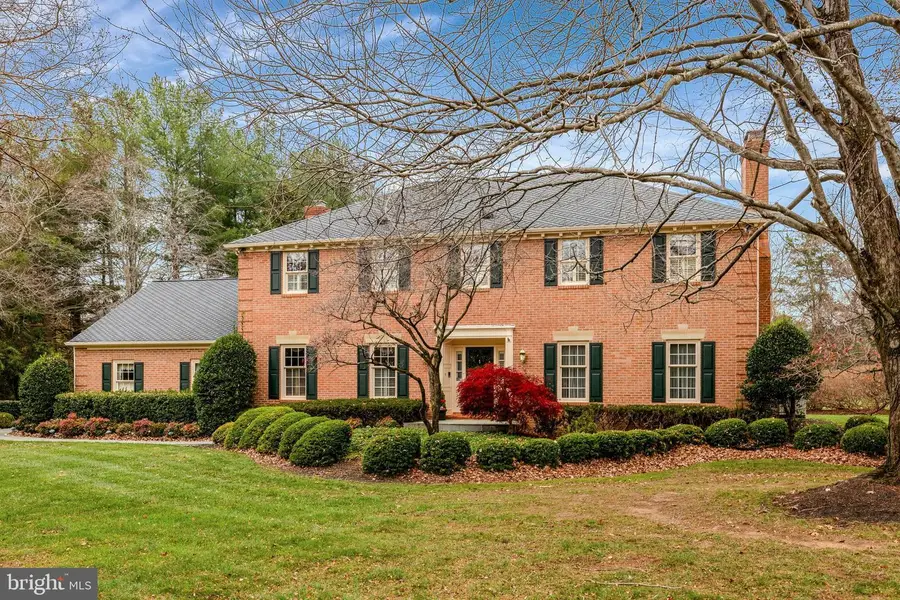 10100 Walker Lake Dr, Great Falls, VA 22066 - Image #2